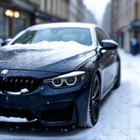 Voiture sous la neige avec une carrosserie protégée par detailing