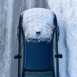 Voiture sous la neige, protégée du sel et de la boue
