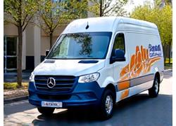 Micro-camion AquaCleanse équipé pour le nettoyage de véhicules, stationné devant un bureau, prêt à intervenir sur site. Une image de praticité et de service mobile.