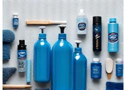 Plusieurs bouteilles de produits de nettoyage auto de différentes tailles et couleurs, outils de detailing, symbolisant l'étendue des services modulaires offerts par AquaCleanse.