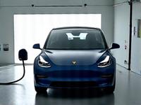 Une voiture électrique moderne en charge, avec un câble de recharge visible, mise en scène dans un environnement propre, illustrant les services de nettoyage spécifiques aux VE.