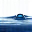 Icône de goutte d'eau perlant sur une surface, symbolisant l'effet hydrophobe.